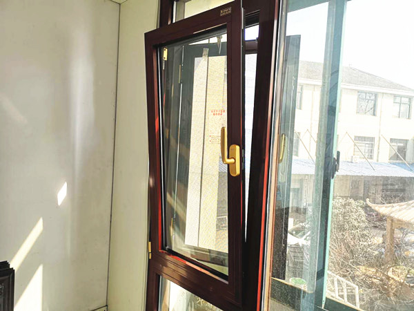 隔熱斷橋鋁內開內倒窗.jpg