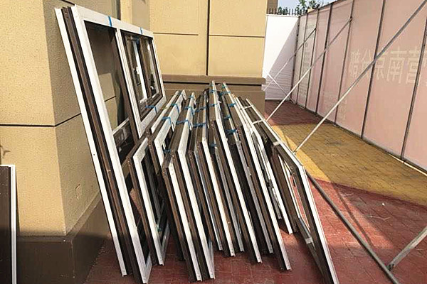 70斷橋鋁門窗.jpg