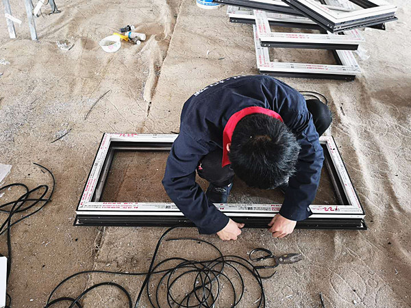 斷橋鋁門窗漏風.jpg
