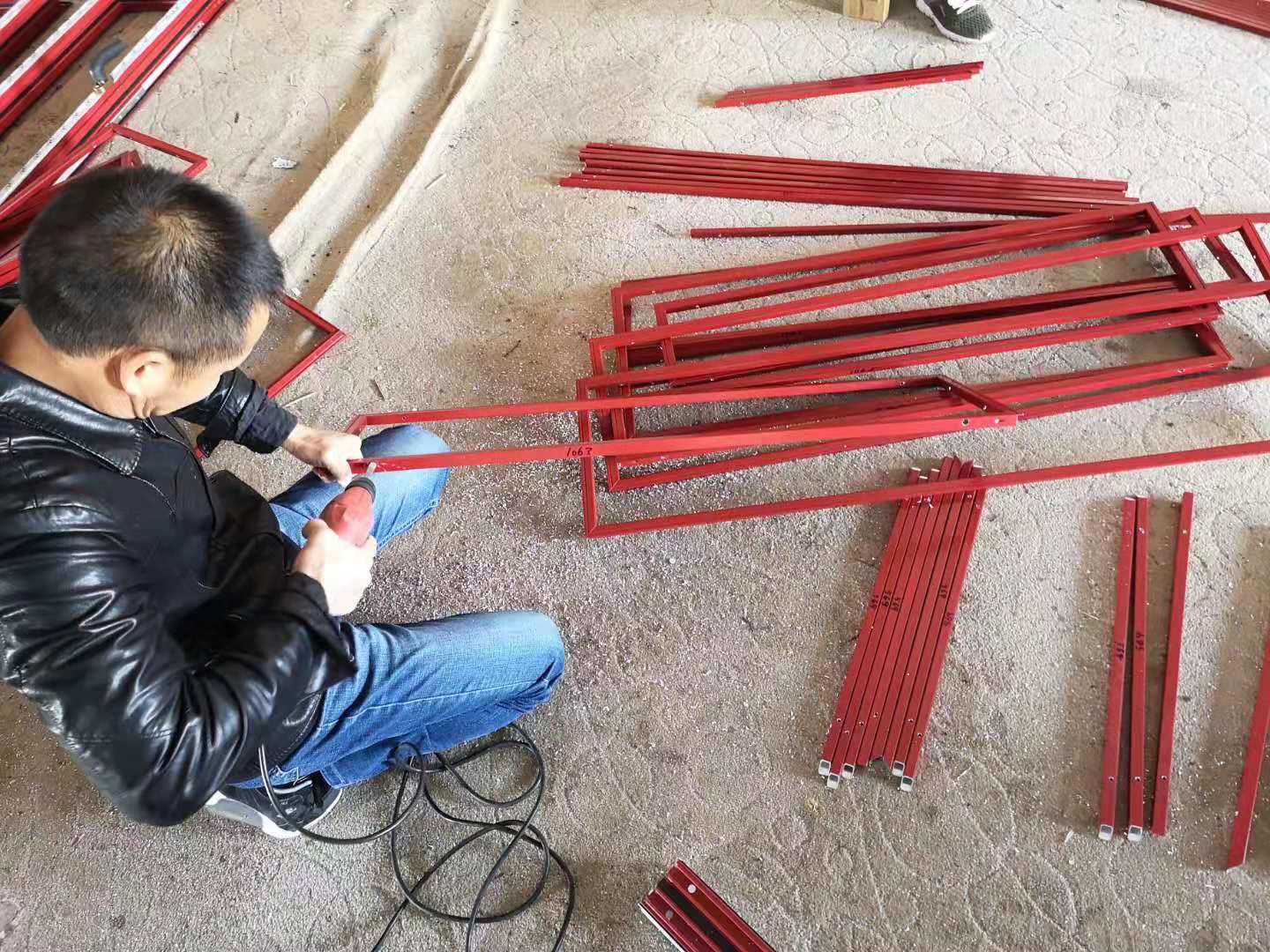 紅色鋁仿古門(mén)窗.jpg