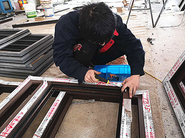 寫字樓斷橋鋁門窗.jpg