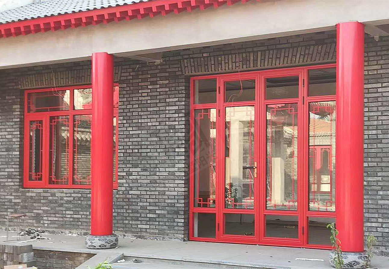 中國紅四合院仿古門窗.jpg