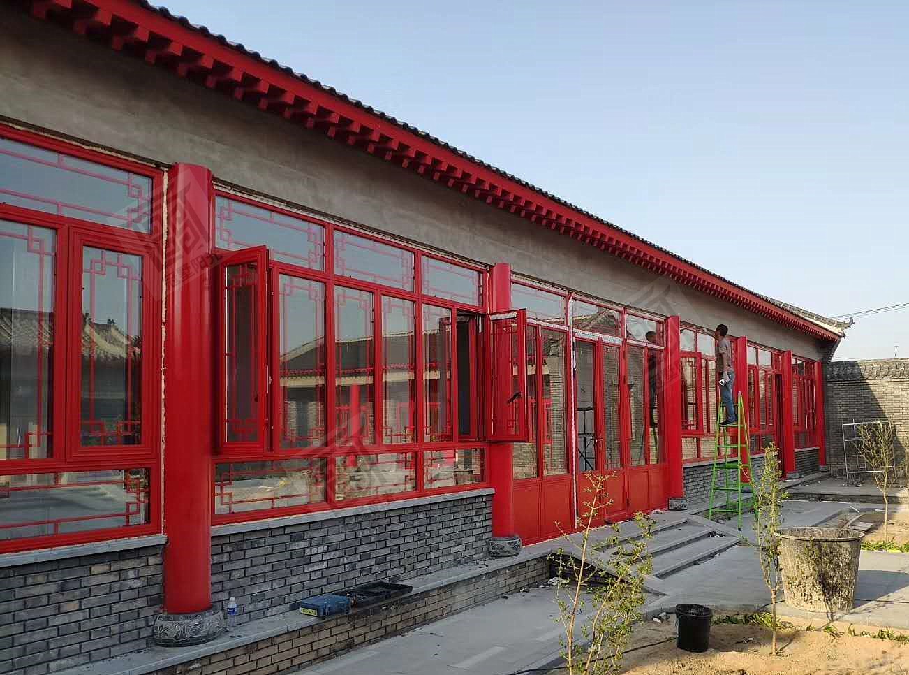 中國紅四合院仿古門窗.jpg