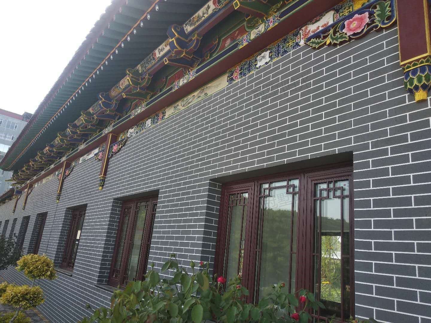 山西呂梁柳林東收費(fèi)站仿古木紋鋁合金門窗定制案例.jpg