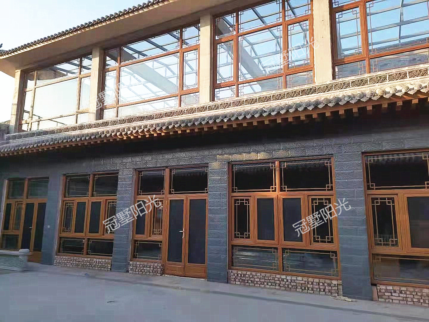 黃花梨木紋仿古門窗安裝效果.jpg