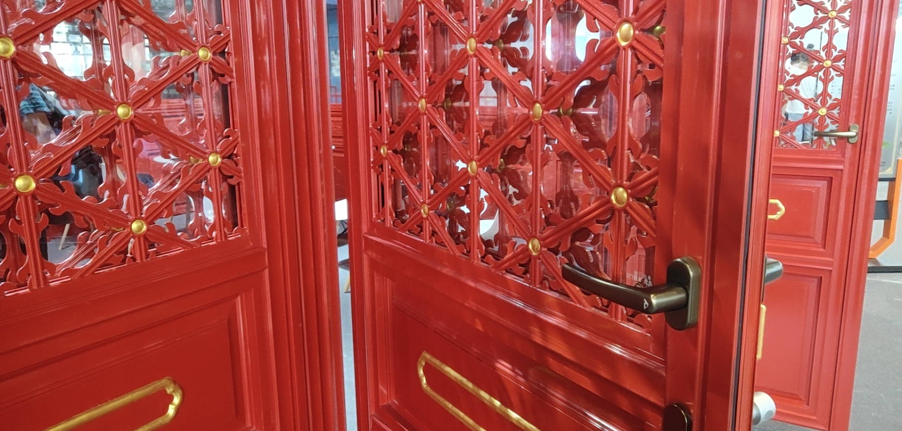 中式鏤空門窗.jpg
