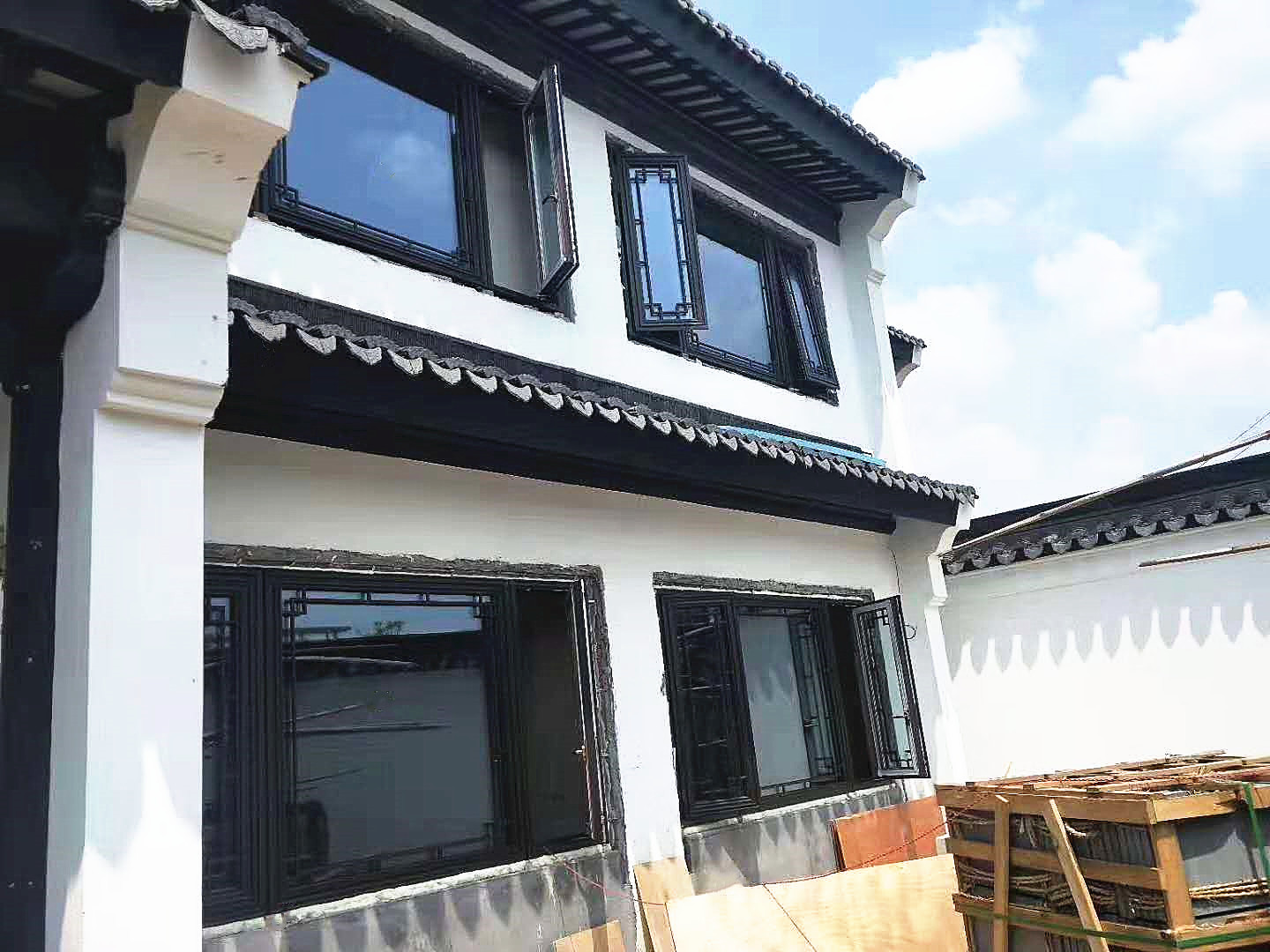 簡單仿古花格門窗價格.jpg